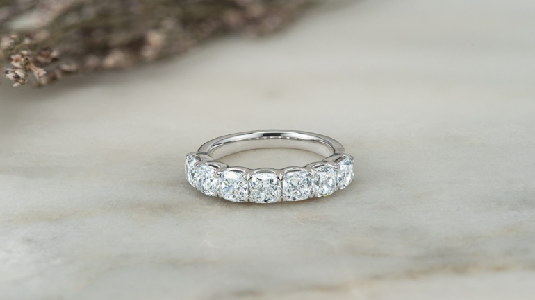 Jewelry Gifts for Her: An Expert’s Guide to the perfect gift!