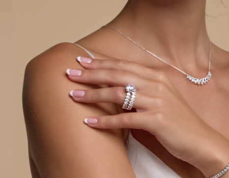 هل ترتدين خاتم خطوبتك في يوم زفافك؟