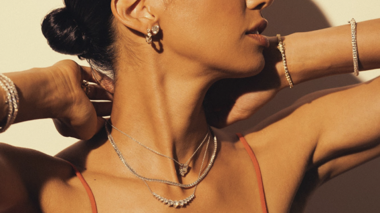 How to Match a Wedding Necklace to Your Neckline